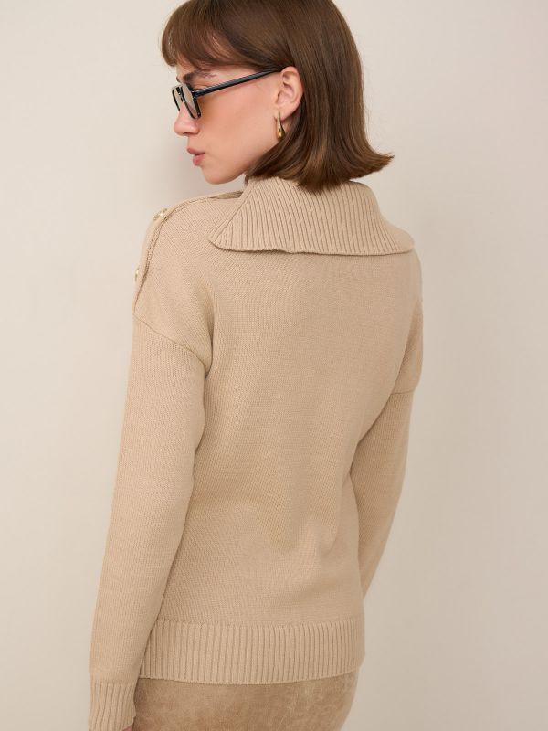 סריג עם צוארון גוף וכפתור