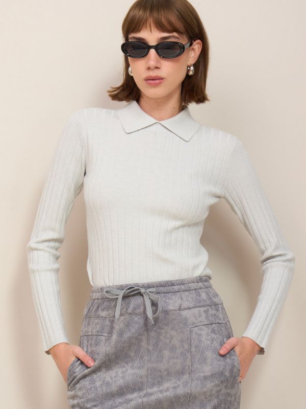 סריג ריב עם צוארון עומד