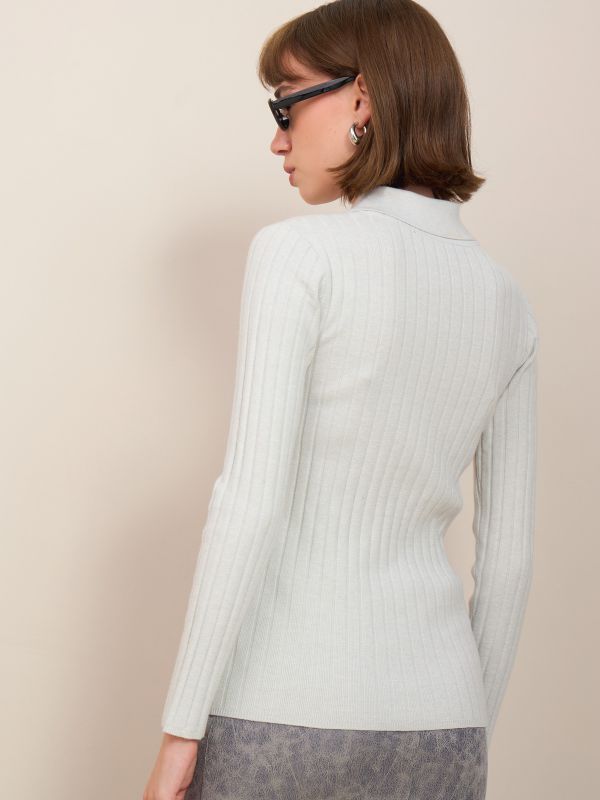 סריג ריב עם צוארון עומד