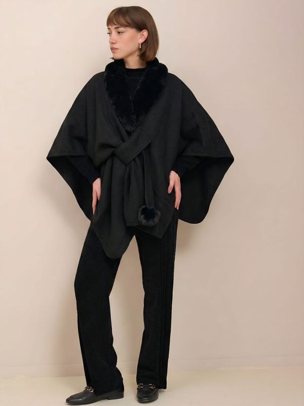 שכמיית פרווה ופונפון