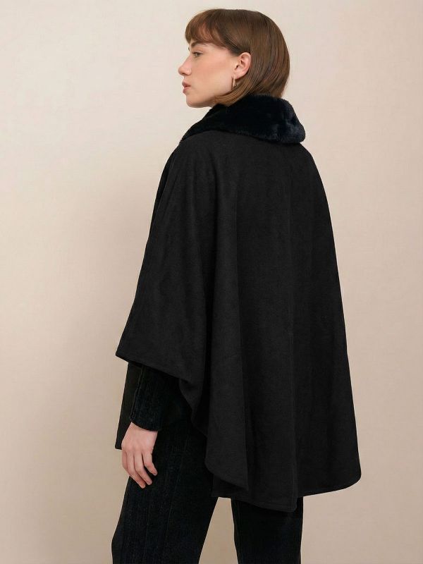 שכמיית פרווה ופונפון