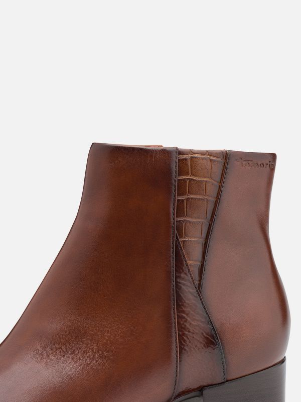 מגפון עור בעיצוב אורבני מעודכן עם רוכסן. חום מוסקט.