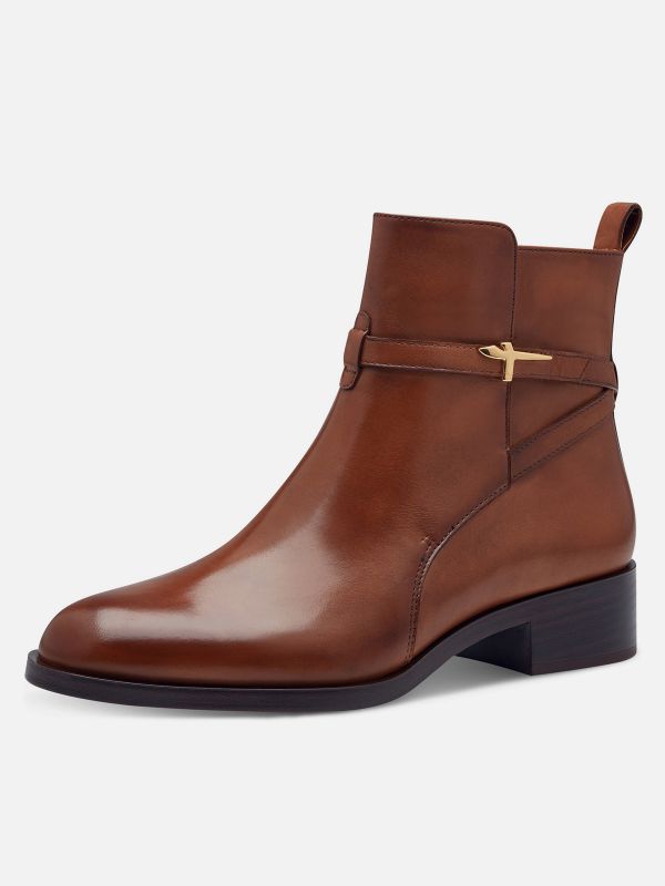 מגפונים אלגנטיים מעור עם עיטור מתכת ממותג. צבע חום קוניאק. תמריס TAMARIS.