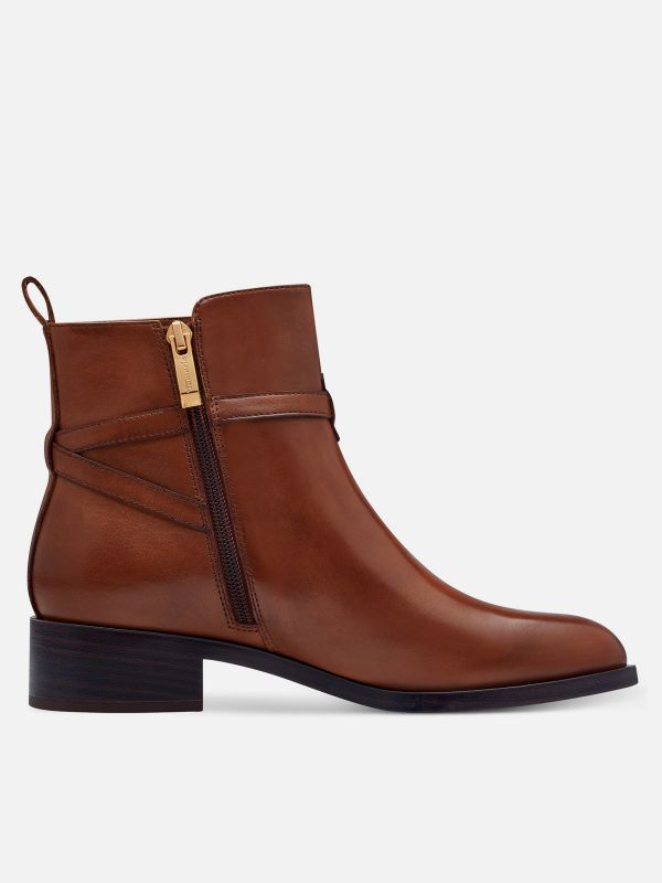 מגפונים אלגנטיים מעור עם עיטור מתכת ממותג. צבע חום קוניאק. תמריס TAMARIS.