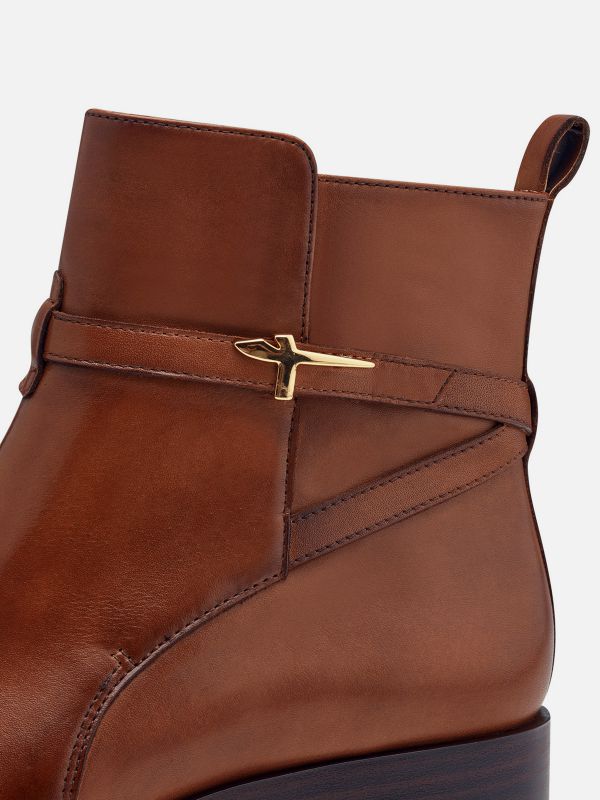 מגפונים אלגנטיים מעור עם עיטור מתכת ממותג. צבע חום קוניאק. תמריס TAMARIS.