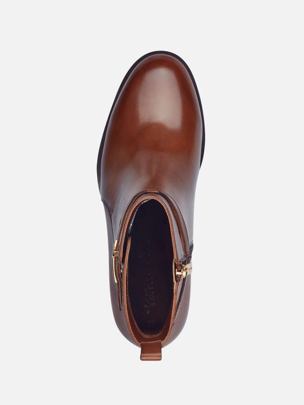 מגפונים אלגנטיים מעור עם עיטור מתכת ממותג. צבע חום קוניאק. תמריס TAMARIS.