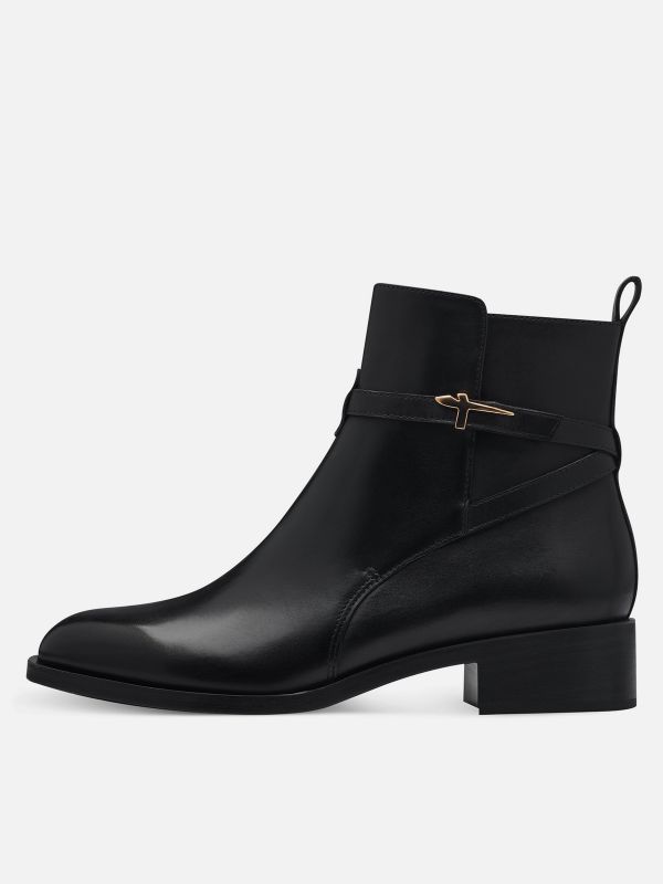 מגפונים אלגנטיים מעור עם עיטור מתכת ממותג. צבע שחור. תמריס TAMARIS.