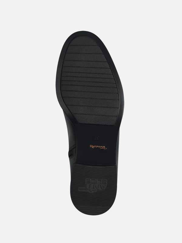 מגפונים אלגנטיים מעור עם עיטור מתכת ממותג. צבע שחור. תמריס TAMARIS.