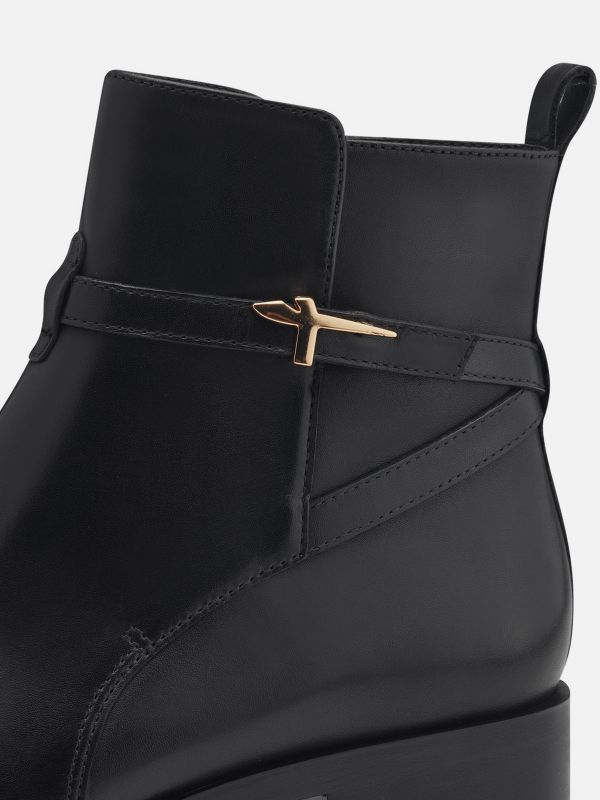 מגפונים אלגנטיים מעור עם עיטור מתכת ממותג. צבע שחור. תמריס TAMARIS.