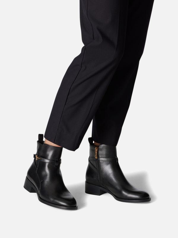 מגפונים אלגנטיים מעור עם עיטור מתכת ממותג. צבע שחור. תמריס TAMARIS.