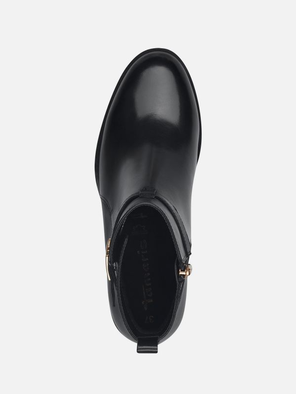 מגפונים אלגנטיים מעור עם עיטור מתכת ממותג. צבע שחור. תמריס TAMARIS.