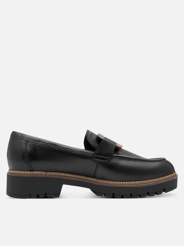 מוקסינים טרקטור עם עיטור אבזם. צבע שחור. תמריס TAMARIS.