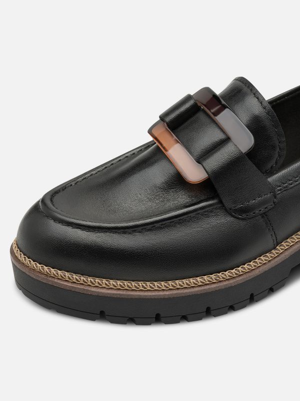 מוקסינים טרקטור עם עיטור אבזם. צבע שחור. תמריס TAMARIS.