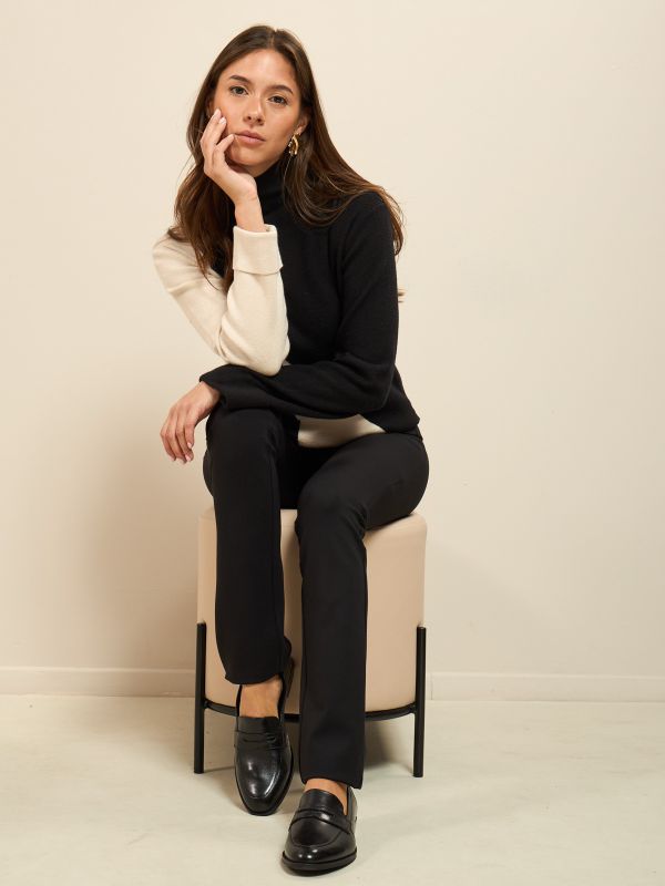 מוקסינים טרנדיים מעור עם עיטור. צבע שחור. סולית טרקטור. תמריס TAMARIS.