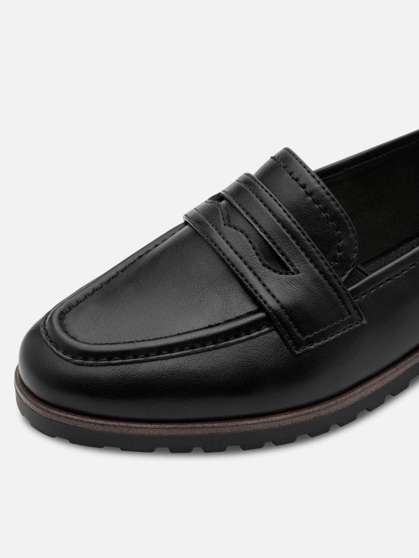 מוקסינים טרנדיים מעור עם עיטור. צבע שחור. סולית טרקטור. תמריס TAMARIS.