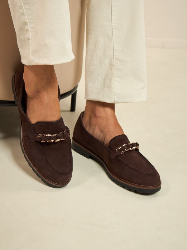 מוקסינים קלאסיים זמש צבע חום מוקה עם עיטור צמה מוזהב. תמריס TAMARIS.