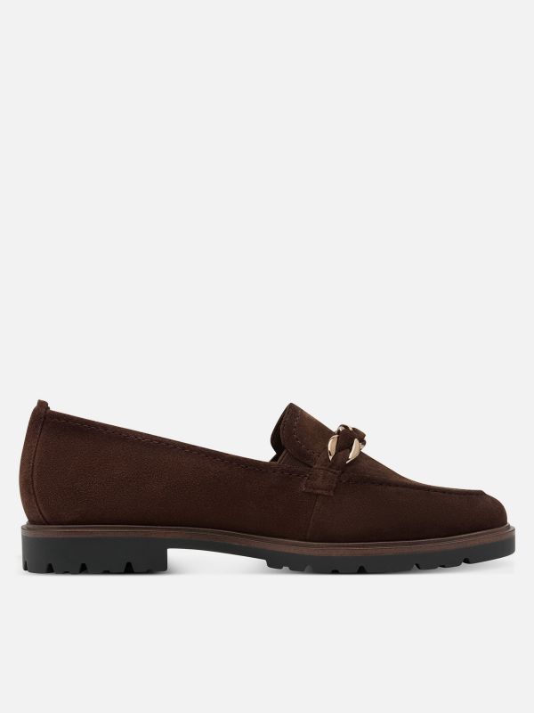 מוקסינים קלאסיים זמש צבע חום מוקה עם עיטור צמה מוזהב. תמריס TAMARIS.