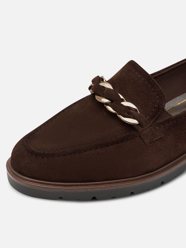 מוקסינים קלאסיים זמש צבע חום מוקה עם עיטור צמה מוזהב. תמריס TAMARIS.