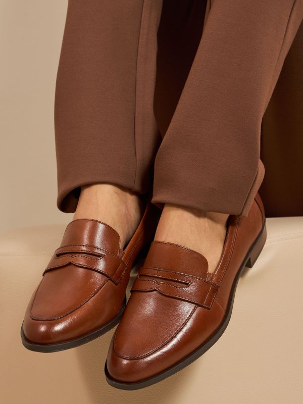 מוקסינים אלגנטיים מעור עם עיטור קלאסי. צבע חום קוניאק. תמריס TAMARIS.