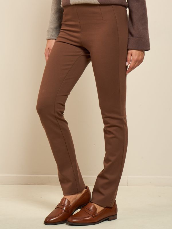 מוקסינים אלגנטיים מעור עם עיטור קלאסי. צבע חום קוניאק. תמריס TAMARIS.