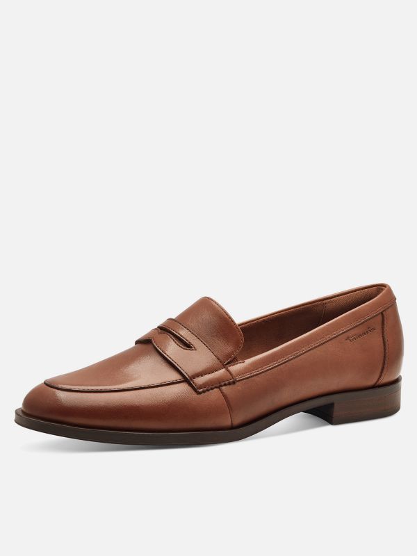 מוקסינים אלגנטיים מעור עם עיטור קלאסי. צבע חום קוניאק. תמריס TAMARIS.