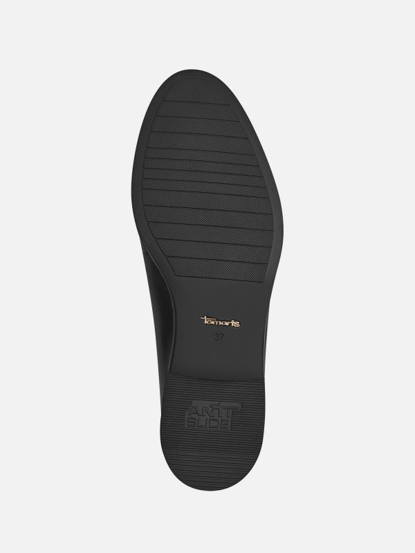 מוקסינים אלגנטיים מעור שחור עם עיטור קלאסי. תמריס TAMARIS.