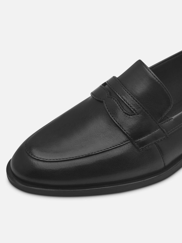 מוקסינים אלגנטיים מעור שחור עם עיטור קלאסי. תמריס TAMARIS.