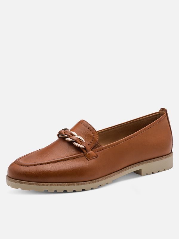 מוקסינים קלאסיים מעור צבע חום עם עיטור צמה. תמריס TAMARIS.