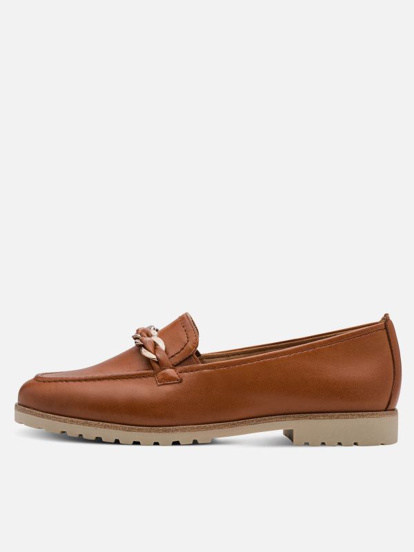 מוקסינים קלאסיים מעור צבע חום עם עיטור צמה. תמריס TAMARIS.