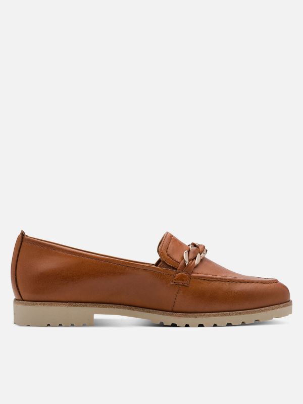 מוקסינים קלאסיים מעור צבע חום עם עיטור צמה. תמריס TAMARIS.