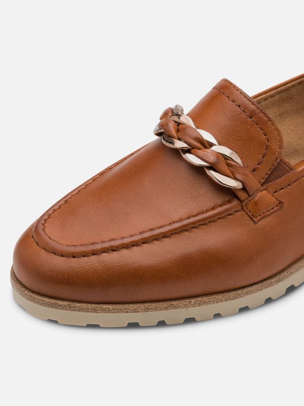 מוקסינים קלאסיים מעור צבע חום עם עיטור צמה. תמריס TAMARIS.