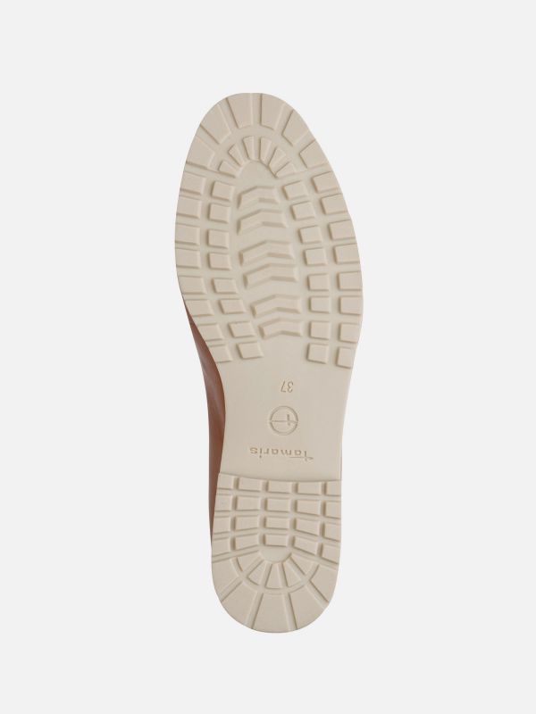 מוקסינים קלאסיים מעור צבע חום עם עיטור צמה. תמריס TAMARIS.