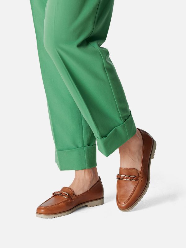 מוקסינים קלאסיים מעור צבע חום עם עיטור צמה. תמריס TAMARIS.