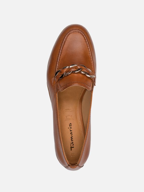 מוקסינים קלאסיים מעור צבע חום עם עיטור צמה. תמריס TAMARIS.