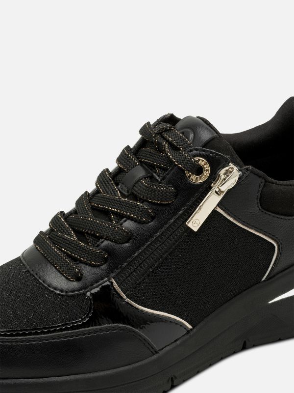 סניקרס שחור בעיטור זהב עם רוכסן וסוליה מוגבהת. תמריס TAMARIS.