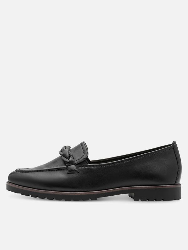 מוקסינים קלאסיים מעור שחור עם עיטור צמה. תמריס TAMARIS.