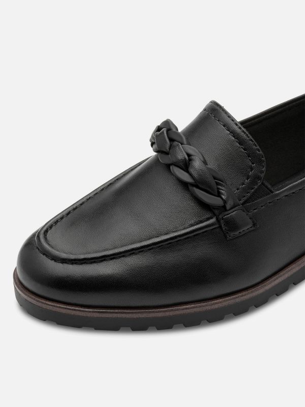 מוקסינים קלאסיים מעור שחור עם עיטור צמה. תמריס TAMARIS.