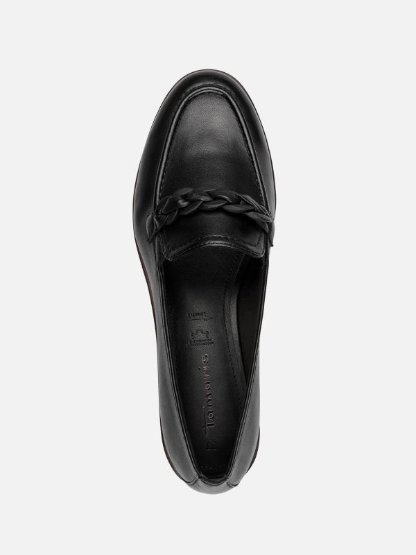 מוקסינים קלאסיים מעור שחור עם עיטור צמה. תמריס TAMARIS.