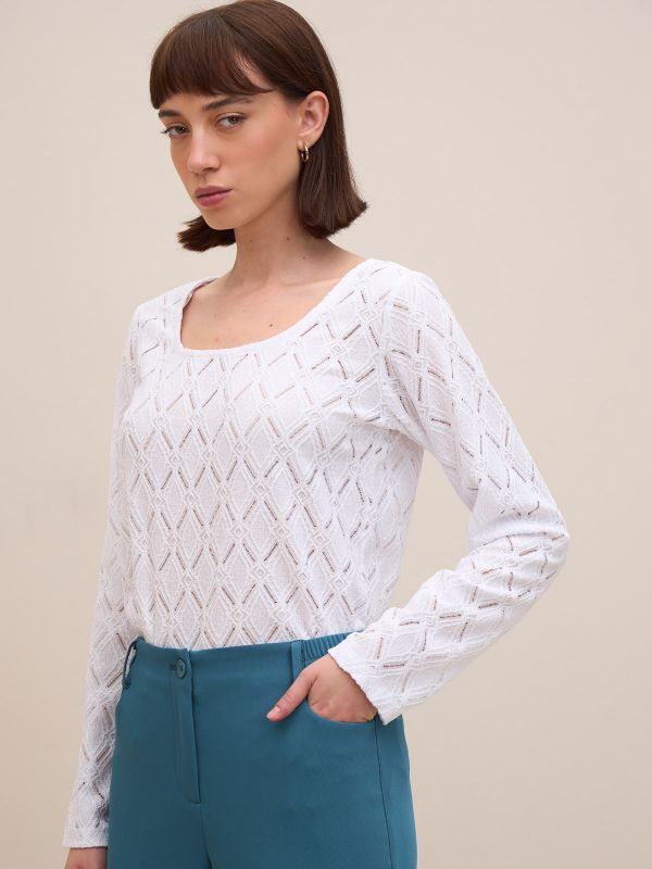 טי שרט תחרה מחשוף מכובע