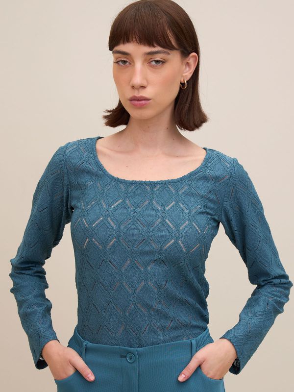 טי שרט תחרה מחשוף מכובע