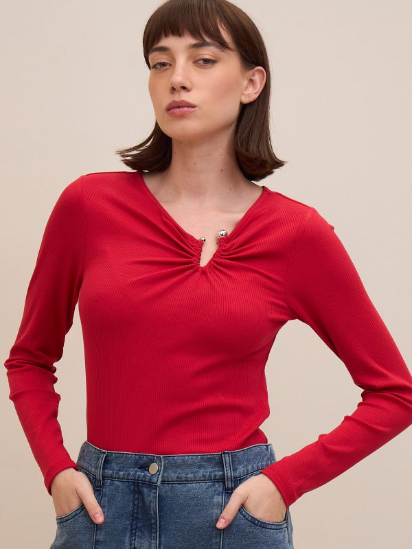 טישרט ריב  בשילוב  אבזם