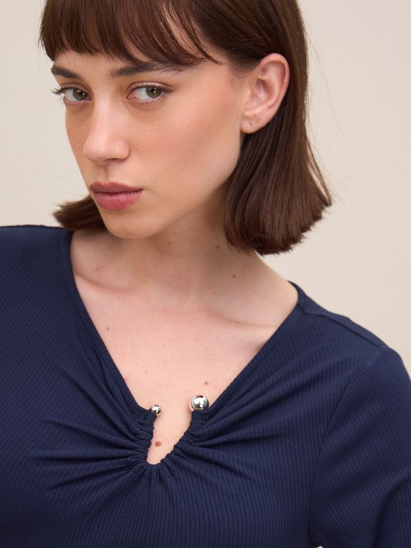 טישרט ריב  בשילוב  אבזם