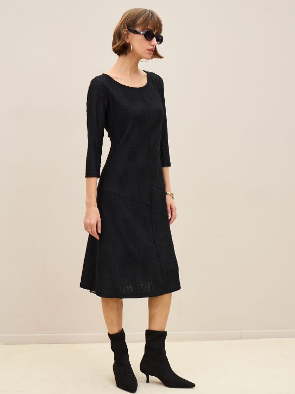 שמלת תחרה מעוצבת