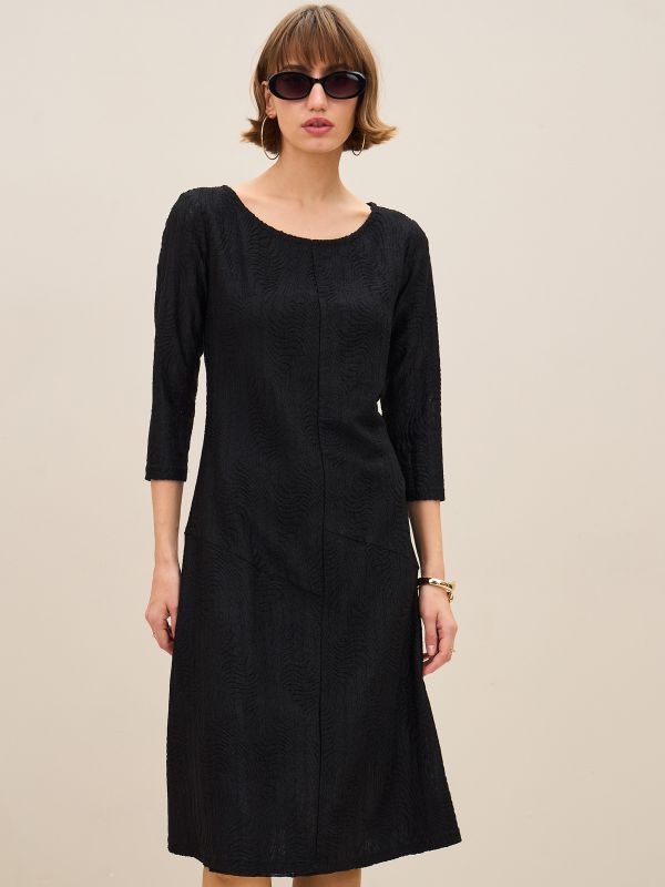 שמלת תחרה מעוצבת