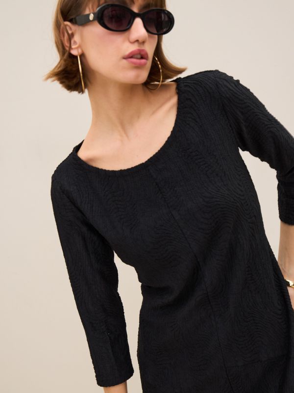 שמלת תחרה מעוצבת