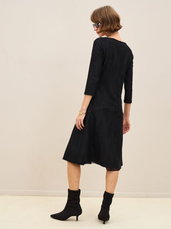 שמלת תחרה מעוצבת