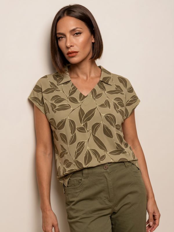 טישרט עם צוורון מודפסת