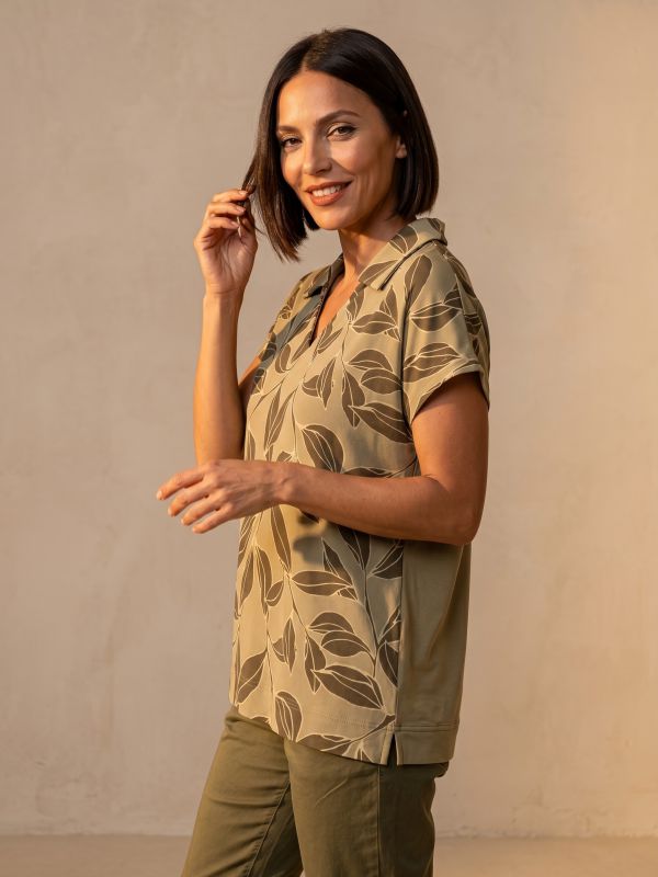 טישרט עם צוורון מודפסת