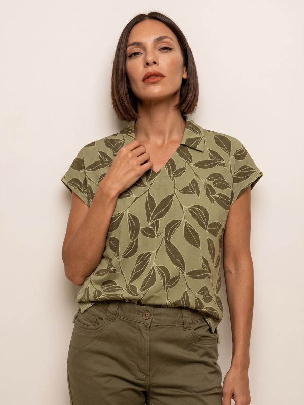 טישרט עם צוורון מודפסת