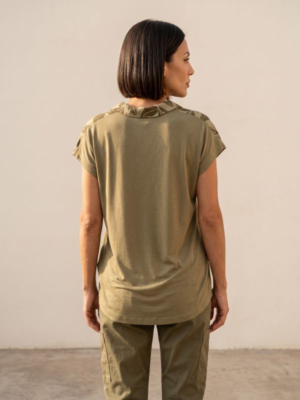 טישרט עם צוורון מודפסת